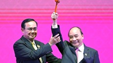 Thủ tướng Nguyễn Xuân Phúc nhận búa Chủ tịch ASEAN từ Thủ tướng Thái Lan Chan-o-cha (Ảnh: Reuters)