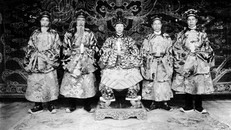 Ông vua nước Việt nào gắn liền với giai thoại 'Nịnh Tây'?