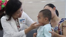 Bé trai 2 tuổi suýt bị mù mắt do biến chứng viêm xoang