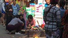 Người dân đang tiến hành lo hậu sự cho cháu bé xấu số ở ngõ Văn Chương 2. - Ảnh: Vietnamnet