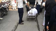 Thi thể nạn nhân được đưa đi khỏi hiện trường.