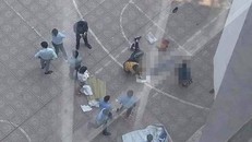 Hiện trường vụ nam sinh trường Đại học Kiến trúc rơi từ tầng 13 xuống đất. - Ảnh: Tiền Phong