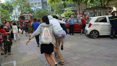 Giải cứu kịp thời cư dân kẹt trong đám cháy ở Làng quốc tế Thăng Long