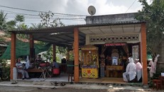 Người thân đang làm lễ ma chay cho nạn nhân. - Ảnh: Zing.vn