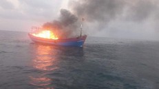 Tàu cá bất ngờ bốc cháy. - Ảnh: Vietnamnet