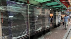 Một bến xe buýt bị hư hại do người biểu tình đập phá tại Hong Kong, Trung Quốc, ngày 12/11. (Ảnh: THX/TTXVN)