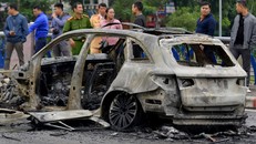 Xe Mercedes cháy trơ khung. - Ảnh: Zing.vn