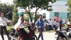 Một học viên (ngồi sau xe máy) bỏ trốn được đưa về trại. - Ảnh: Vietnamnet