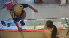 Khoảnh khắc kẻ bịt mặt ném đá cướp tiệm vàng