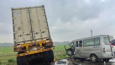 Hiện trường vụ tai nạn giữa xe ô tô 16 chỗ và xe đầu kéo tại tỉnh Quảng Ngãi khiến 3 người tử vong và 10 người bị thương. - Ảnh: Dân Trí