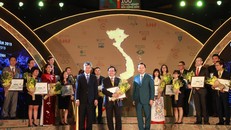 Bộ trưởng Bộ Tài nguyên và Môi trường Trần Hồng Hà (phải) và Phó chủ tịch VCCI Võ Tiến Thành (trái) trao Chứng nhận Top 10 doanh nghiệp bền vững 2019 cho đại diện HDBank – ông Nguyễn Thành Đô, Phó Chủ tịch HĐQT.