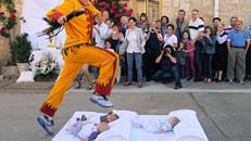 Lễ hội quái đản ‘nhảy qua đầu trẻ em’ là của quốc gia nào?