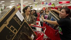 Black Friday bùng nổ tại các cửa hàng trên khắp thế giới