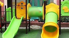 Bác sĩ nói gì vụ bé 3 tuổi tử vong vì kẹt đầu khi chơi cầu trượt?