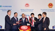 Thủ tướng Chính phủ Nguyễn Xuân Phúc (thứ ba từ trái sang), Phó Thủ tướng Hàn Quốc Hong Nam-Ki (thứ hai từ trái sang), Bộ trưởng Bộ Kế hoạch & Đầu tư Nguyễn Chí Dũng (thứ năm từ trái sang), Bộ trưởng Bộ Công thương Trần Tuấn Anh (thứ 6 từ trái sang), Chủ 