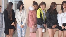 Các đối tượng bị cơ quan chức năng kiểm tra.