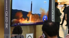 Người dân theo dõi vụ phóng vật thể bay của Triều Tiên qua màn hình tivi ở Seoul. (Ảnh: AFP/TTXVN)
