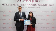 Bà Trần Thu Hương – Phụ trách Khối Vận hành đại diện HDBank nhận giải từ Ông Jason Clinton – Giám đốc Vùng Đông Nam Á và Australia đại diện Ngân hàng J.P Morgan trao tặng.