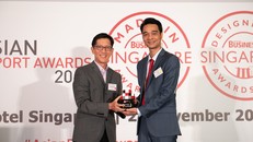 Ông Võ Trung Hiếu, Giám đốc Kinh doanh Quốc tế của Vinamilk đại diện nhận giải thưởng từ Ban tổ chức