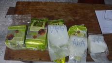 Những túi nilon chứa ma túy trôi dạt vào bờ biển xã Phong Hải.