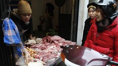 Tiểu thương buôn bán thịt lợn khó bán hàng khi giá thịt lợn tăng cao