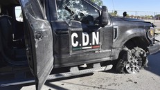 Một chiếc xe bị trúng đạn sau cuộc đấu súng. (Nguồn: AP)