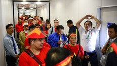 Cổ động viên Việt Nam vượt hàng ngàn km đến Manila - Philippines cổ vũ U22 Việt Nam