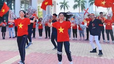 Sinh viên Đại học FPT nhảy cổ vũ đội tuyển sáng 10/12. Ảnh: Vnexpress