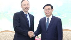 Phó Thủ tướng Vương Đình Huệ tiếp ông Chris Helzer, Phó Chủ tịch Tập đoàn Nike. - Ảnh: VGP/Thành Chung