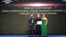 Đại diện chủ đầu tư dự án The Arena Cam Ranh và Công ty TNHH Liên Minh Thiết Kế Quốc Tế Finko tại lễ trao giải Dot Property Southeast Asia 2019.