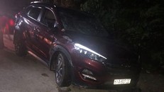 Chiếc xe ô tô được trục xuất lên bờ. - Ảnh: Người Đưa Tin 