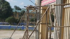 Nam công nhân tử vong thương tâm sau khi rơi từ giàn giáo xuống đất