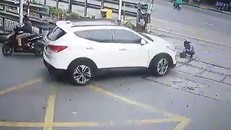 Nhân viên đường sắt bị cuốn vào gầm ô tô trong lúc đang ngồi làm việc