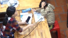 Cô giáo dạy thêm tại nhà đánh học sinh ở Ninh Thuận. (Ảnh cắt từ clip báo Giao thông)