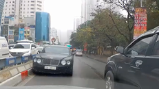 Xác định danh tính tài xế lái siêu xe Bentley chạy ngược chiều giữa phố Hà Nội
