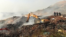 Chữa cháy tại bãi rác Cam Ly