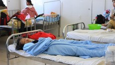 Các bệnh nhi được điều trị tại bệnh viên Đa Khoa Lâm Đồng. (Ảnh: TTXVN)