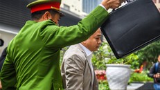 Phan Văn Anh Vũ (Vũ Nhôm) là 1 trong số 3 bị cáo bị tạm giam được dẫn giải đến tòa bằng xe thùng.