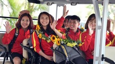 Bắt gặp các cầu thủ tuyển bóng đá nữ Việt Nam du ngoạn ở Hạ Long