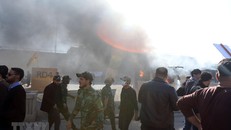 Người biểu tình phóng hỏa bốt gác bên ngoài Đại sứ quán Mỹ ở Baghdad, Iraq ngày 31/12/2019. (Ảnh: THX/TTXVN)