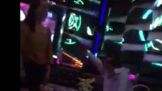 Hình ảnh cán bộ VKSND huyện Ea Súp đi hát Karaoke được cắt từ clip.