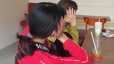 Hai bé gái tố cáo bị ông Dũng dâm ô Tại trung tâm hỗ trợ xã hội TP.HCM. - Ảnh: Thanh Niên