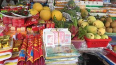 Giáp Tết, 'nóng' đổi tiền lẻ trước cổng chùa