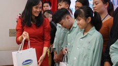 Bà Nguyễn Minh Tâm – GĐ chi nhánh Hà Nội của Vinamilk trao quà cho các bệnh nhi đang được chữa trị tại bênh viện.