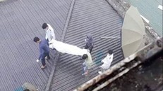 Bảo vệ phát hiện thi thể của ông Thuỳ trên mái nhà. - Ảnh: Cắt từ video bệnh viện.