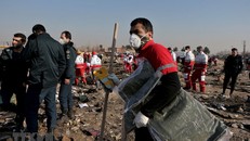 Nhân viên cứu hộ làm nhiệm vụ tại hiện trường máy bay Boeing 737 gặp nạn ở gần thủ đô Tehran, Iran. (Ảnh: THX/TTXVN)