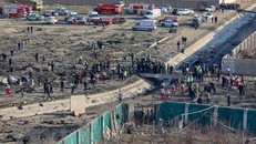 Hiện trường máy bay Boeing 737-800 của hãng Hàng không quốc tế Ukraine rơi ở Tehran. (Ảnh: IRNA/TTXVN)