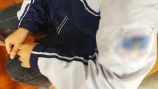 Một nạn nhân trong đường dây mua bán trinh trẻ em ở Ba Vì. - Ảnh cắt từ clip. 