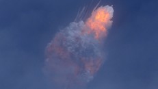 Tên lửa Falcon 9 của SpaceX nổ tung giữa không trung