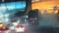 Xe khách bốc khói nghi ngút trước cửa hầm Thủ Thiêm. - Ảnh: Chụp màn hình.